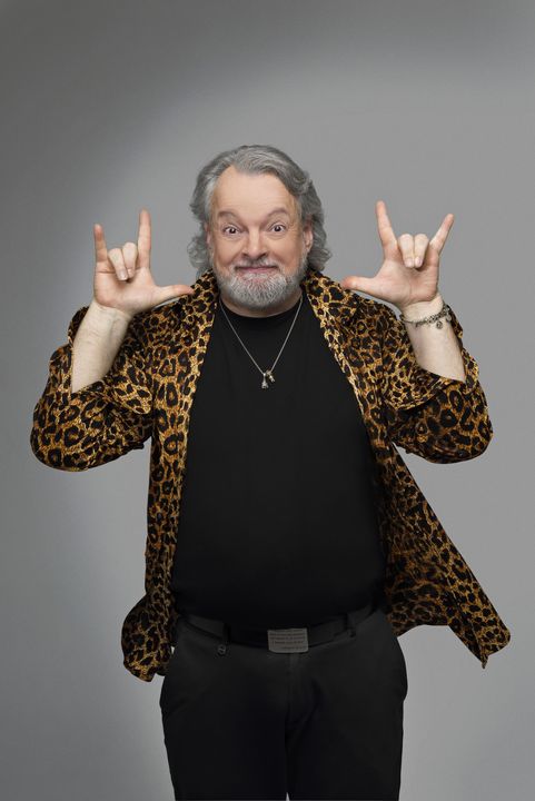 Dado con camicia leopardata e gesto rock, foto promo